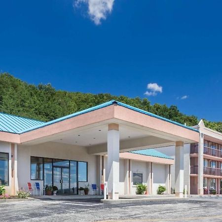 Howard Johnson Hotel & Conference Center By Wyndham Salem Kültér fotó