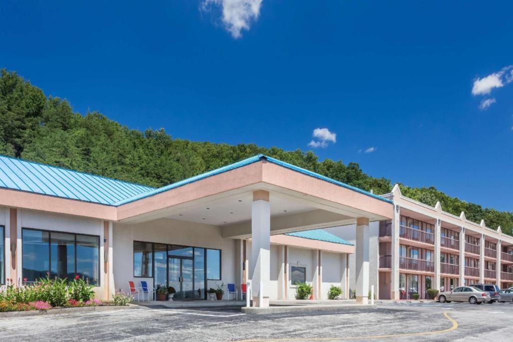 Howard Johnson Hotel & Conference Center By Wyndham Salem Kültér fotó